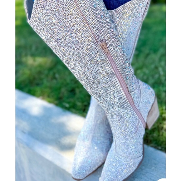 Stunning Nashville Rhinestone boots. With zipper closure. - Picture 2 of 12